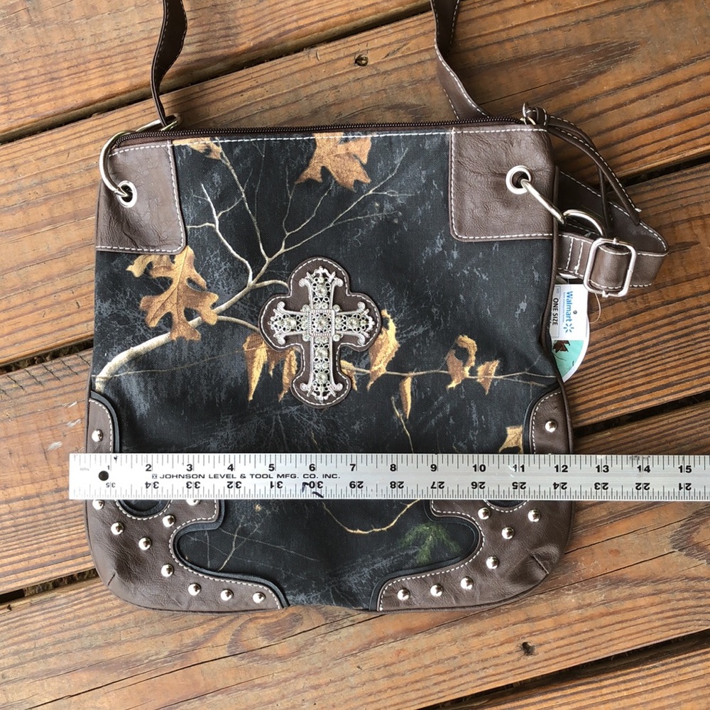 Long Live Cowgirls!   Realtree Blingy Camo Large Crossbody-NWT - Picture 5 of 6